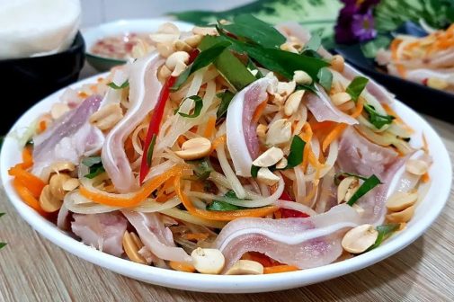 Tai heo trộn xoài